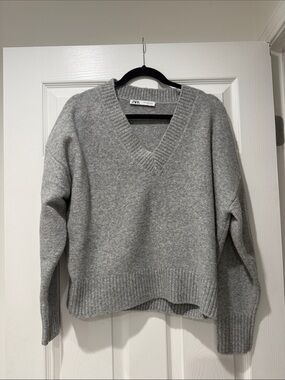 ZARA Light Gray V-Neck Ribbed Hem Sweater size XS